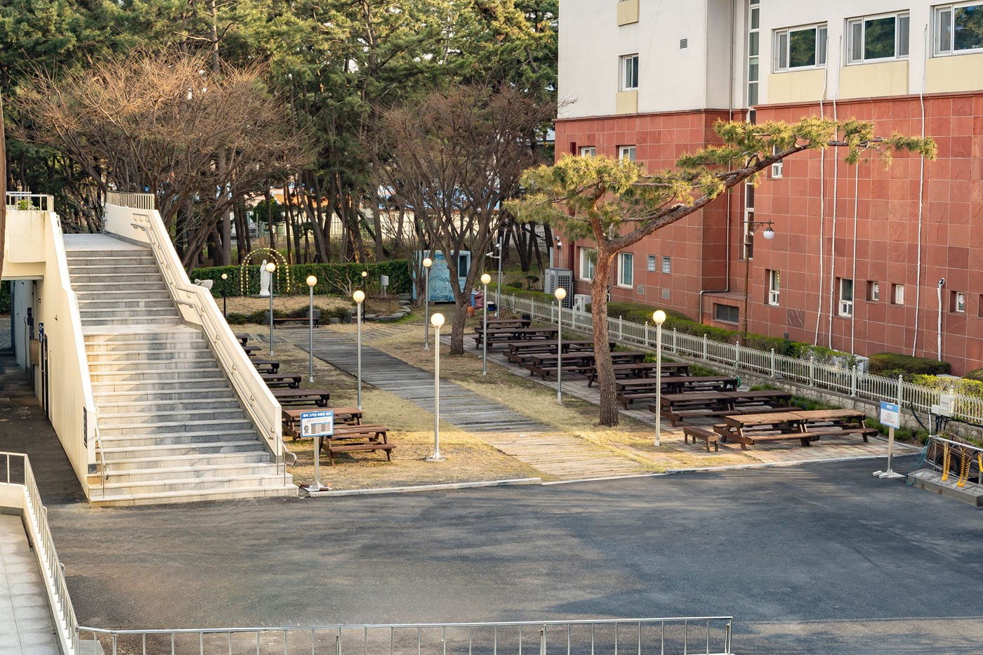 요나성당 마당